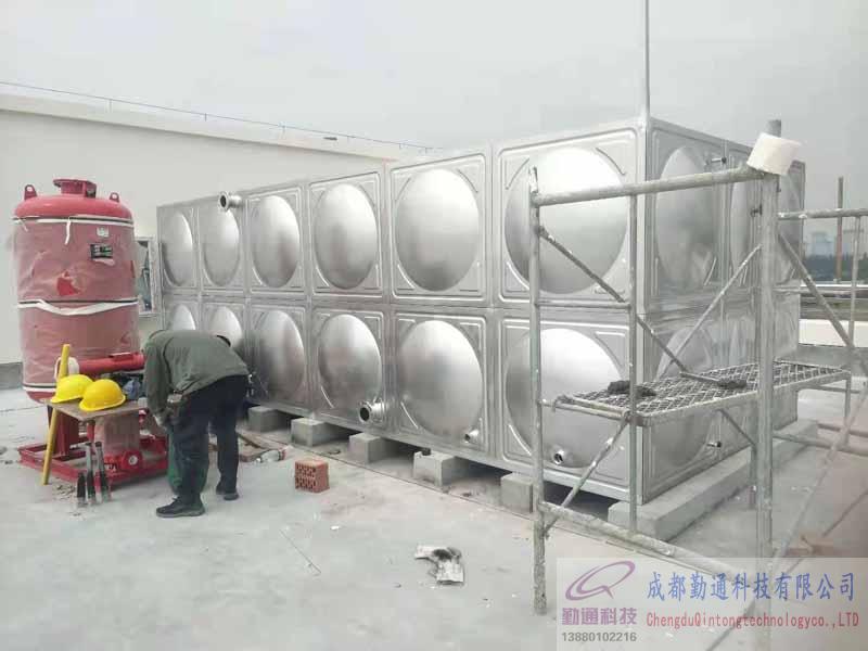 眉山泡菜城30立方不銹鋼消防水箱安裝現場
